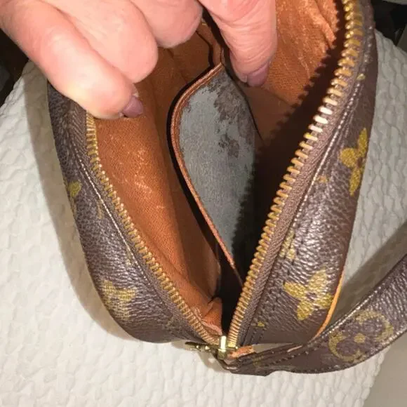 Louis Vuitton Monogram Crossbody Amazone - Picture 5 of 7